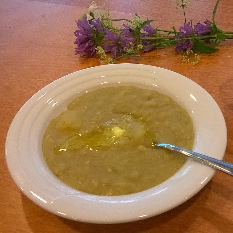 Virolahden perinneruoka hapanvelli kuvattuna lautasella